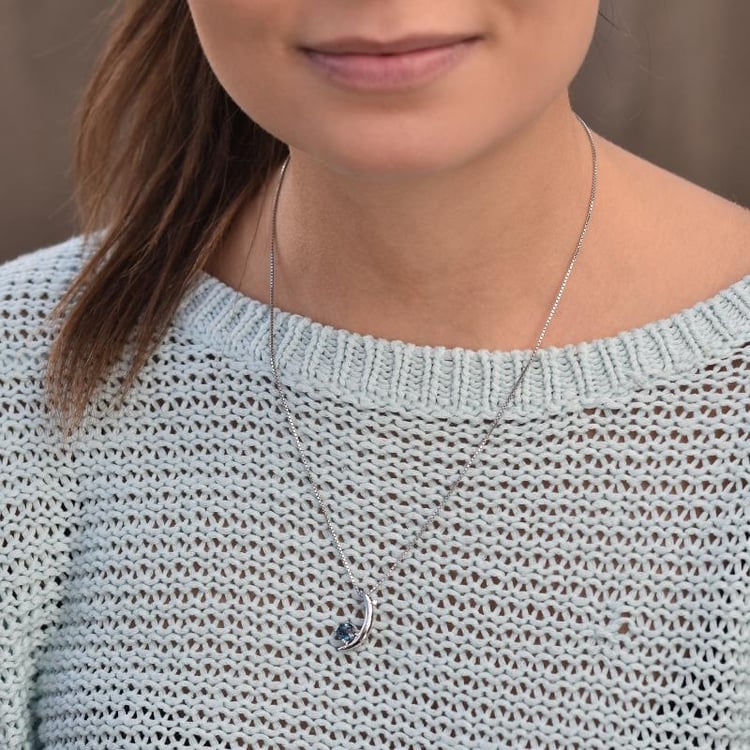 Strieborný prívesok s modrým topásom 2265