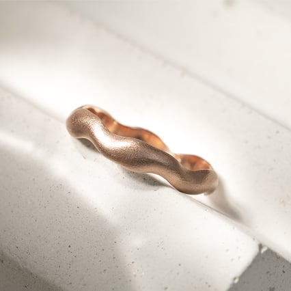 Matný vlnitý pánský prsteň z ružového zlata Renny