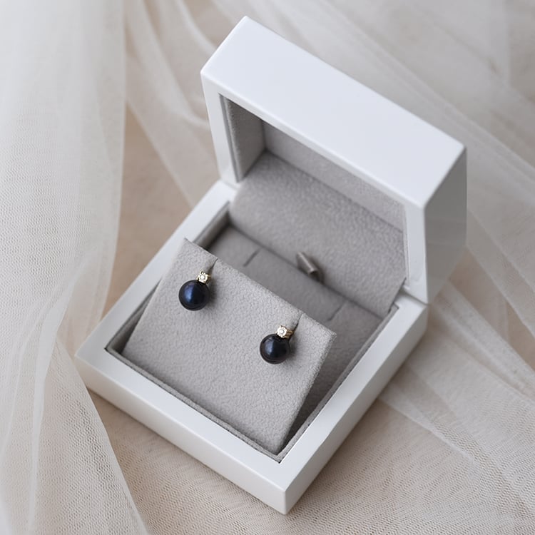 Zlaté náušnice s čiernymi perlami 58525