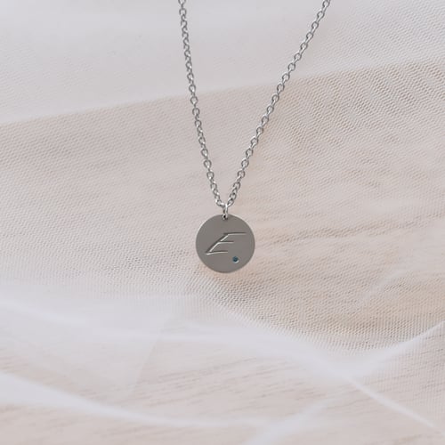Strieborný prívesok s modrým diamantom a gravírom písmena Rei