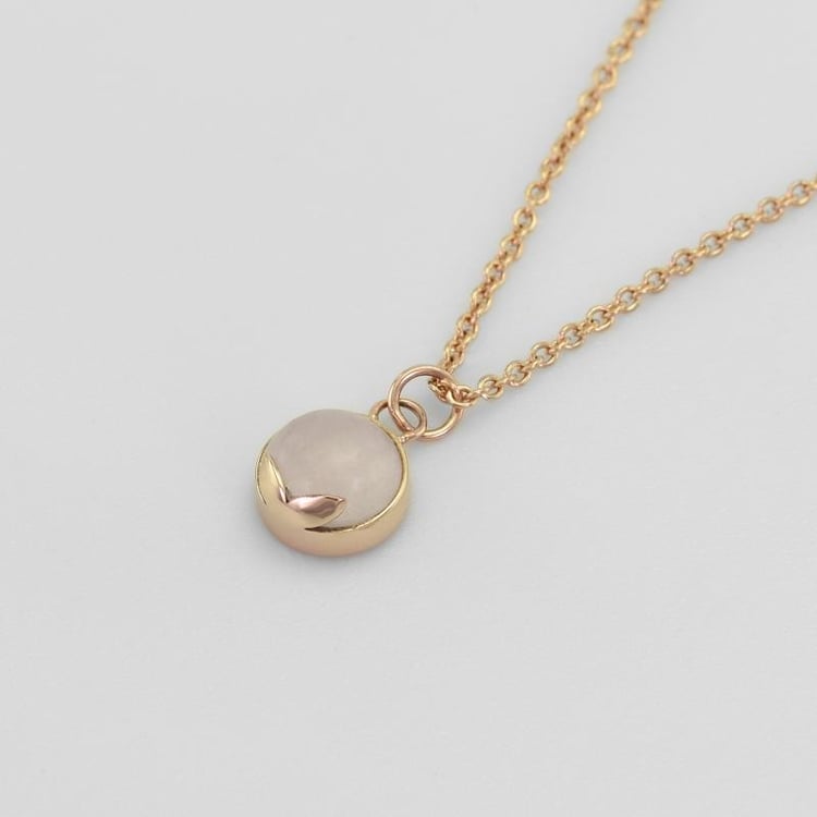 Náhrdelník s cabochon růženínem 50547