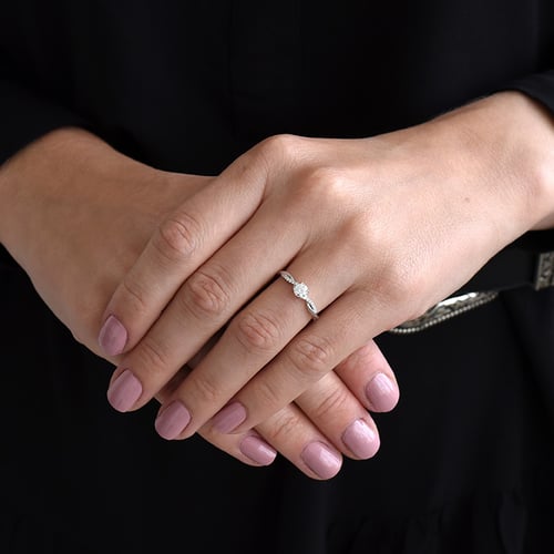 Zásnubný prepletaný prsteň s postrannými diamantmi Ljube