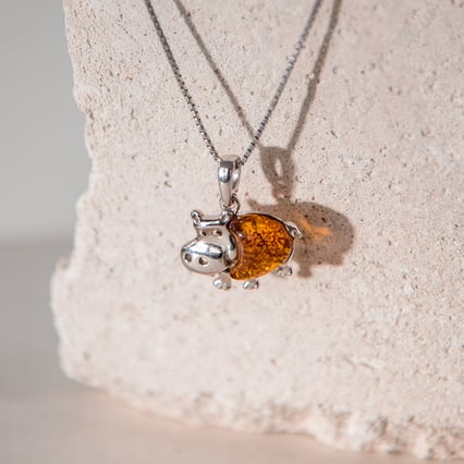 Jantárový hroch v striebornom prívesku Hippos