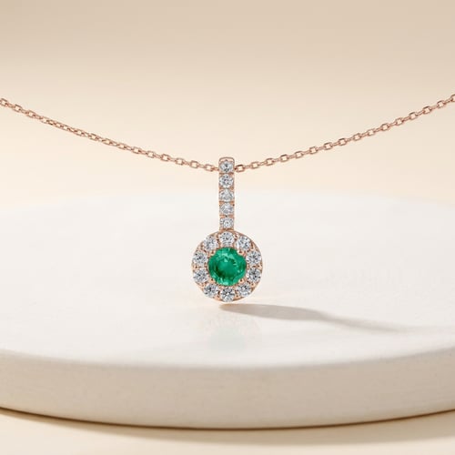 Elegantný strieborný prívesok so smaragdom a lab-grown diamantmi Dakota