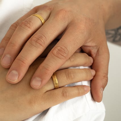 Svadobné obrúčky so škrabaným povrchom zo zlata Diamie