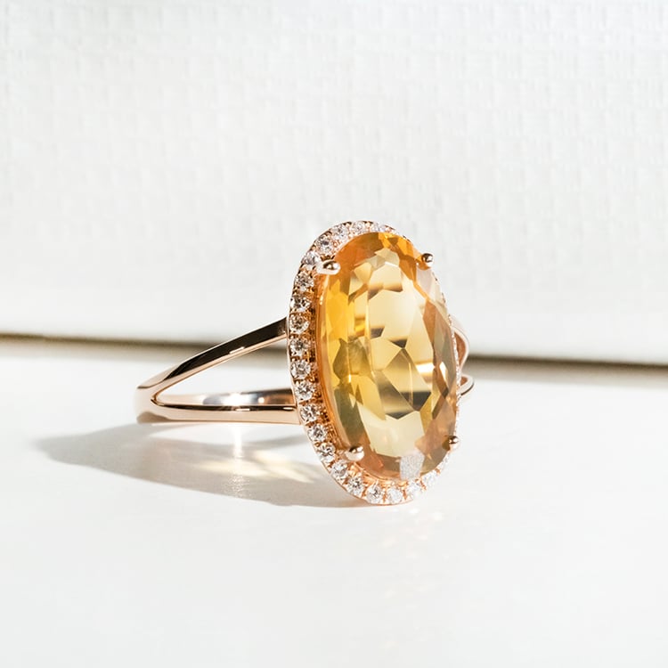 Pôvabný zlatý prsteň s 5ct citrínom a diamantmi Gerda 114125