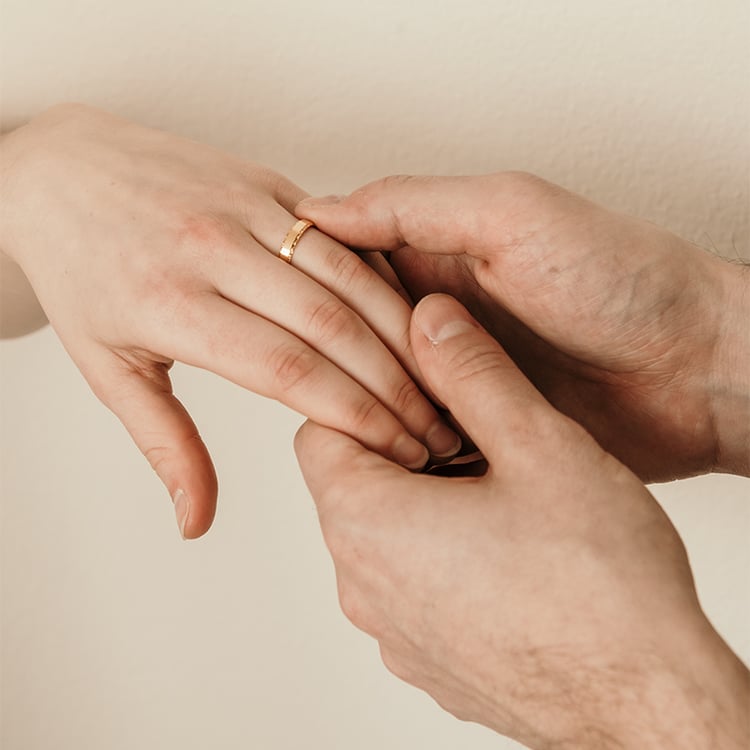 Zlaté svadobné obrúčky so zdobenými okrajmi Myron 120126