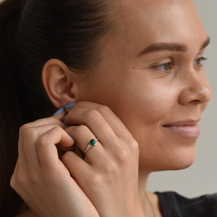 Smaragdové srdce v zlatom prsteni s diamantmi 64188