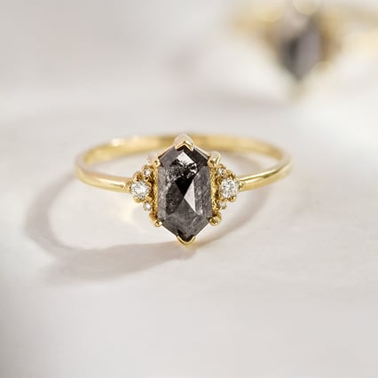 Zásnubný prsteň s hexagon salt and pepper diamantom Lanre