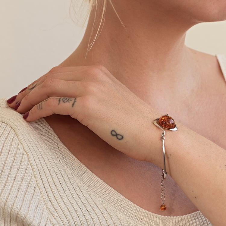 Jantár v elegantnom striebornom náramku Bacay 132811