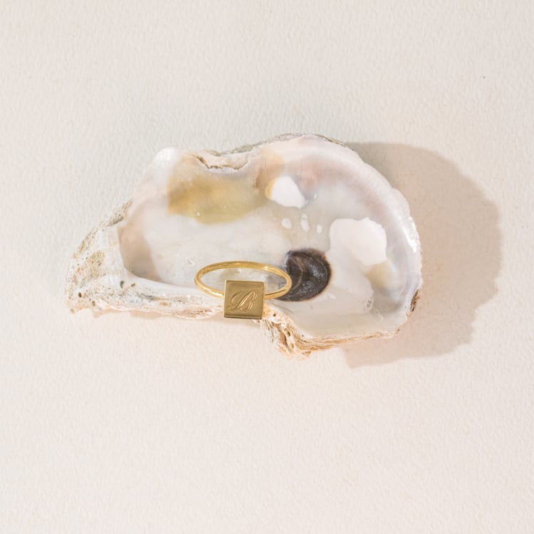 Štvorcový prsteň s gravírom písmena Jill 101095