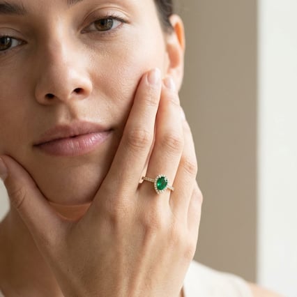 Rozvodový halo prsteň s pear lab-grown smaragdom a diamantmi Peter