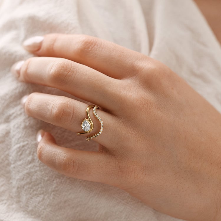 Atypická svadobná obrúčka s diamantmi 155084