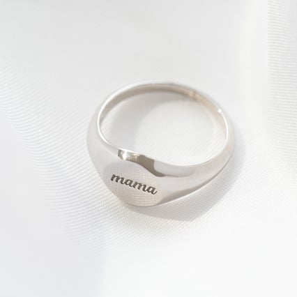 Strieborný pečatný prsteň s gravírom Mama