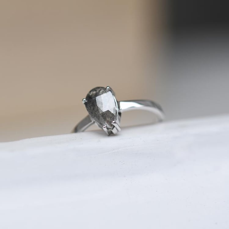 Zlatý prsteň s diamantom 48685