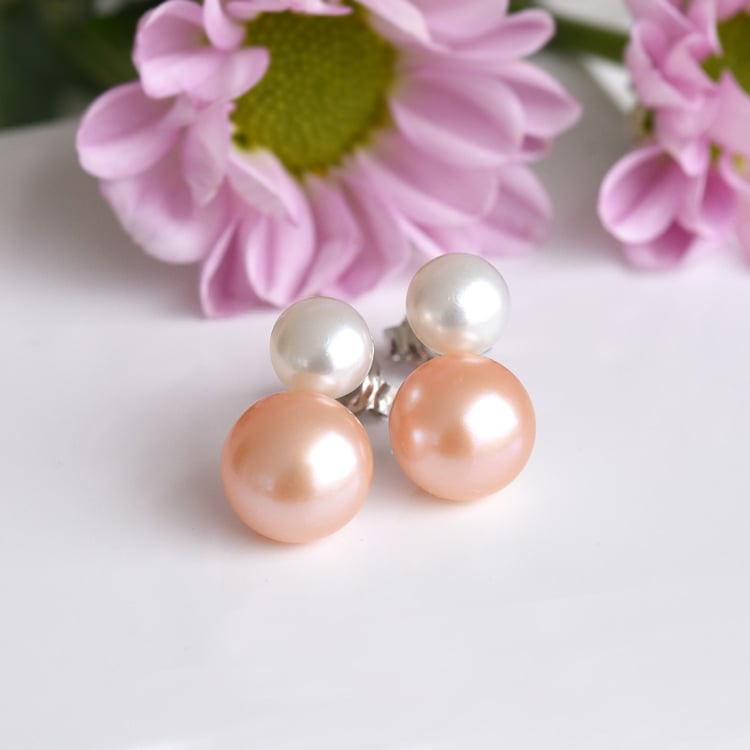 Náušnice s bielymi a broskyňovými perlami 83238