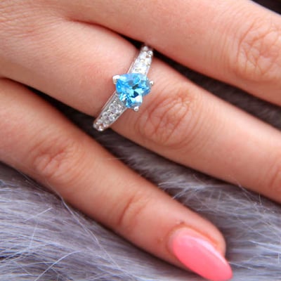 Strieborný prsteň so srdiečkovým topásom