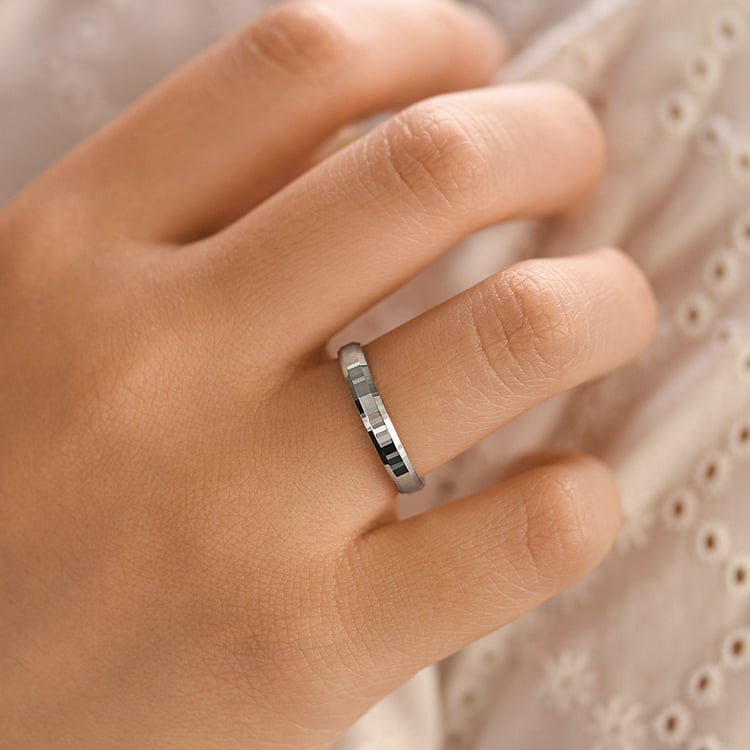 Zlaté svadobné obrúčky so skosenými hranami a netradičným povrchom Ruff 156802