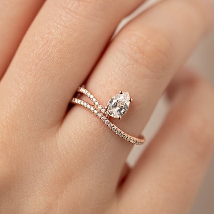 Atypický zásnubný prsteň s diamantmi Finie