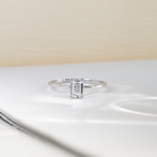 Zásnubný prsteň s emerald diamantom Olson