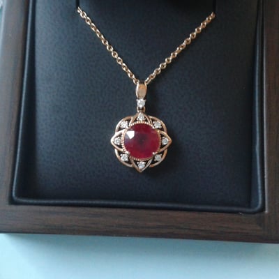 Náhrdelník s rubínom