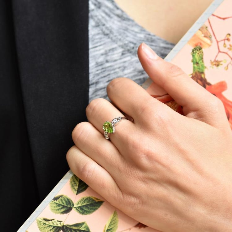 Strieborný prsteň s olivínom 23292