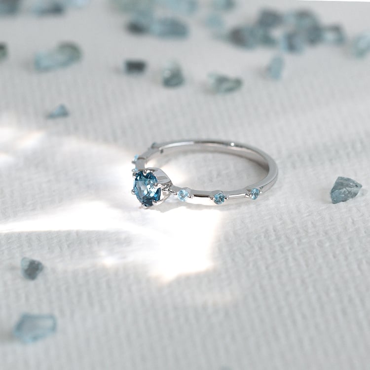 Prsteň s londýnským topásom a postrannými švajčiarskými topásmi Jelena 125256