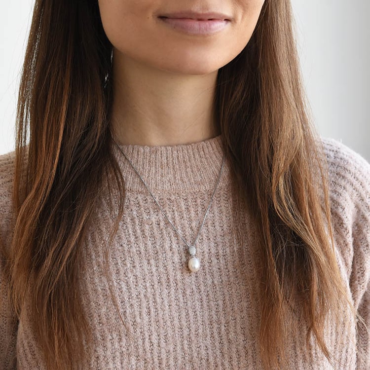 Strieborný prívesok s perlou 78129