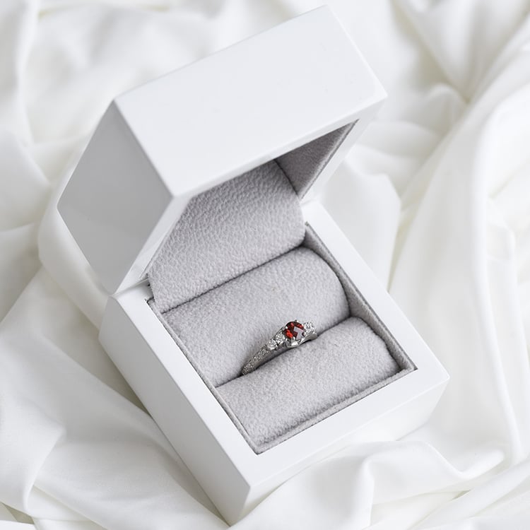 Romantický strieborný prsteň s granátom a zirkónmi 84707