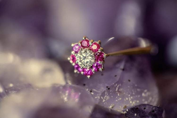 Zlatý prsteň s diamantom a rubínmi 2821