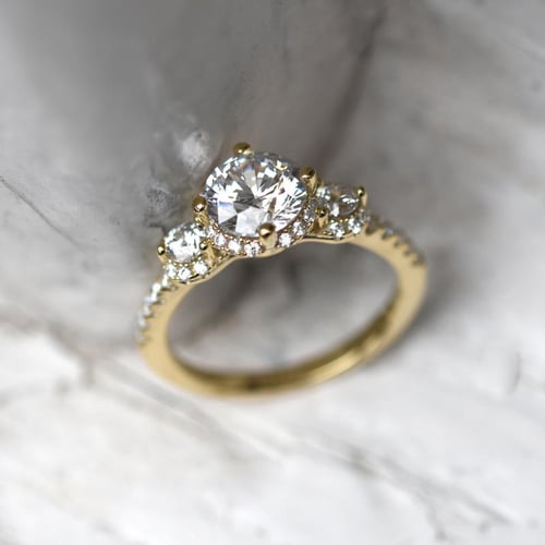 Noblesný zásnubný prsteň s lab-grown diamantmi Vevein