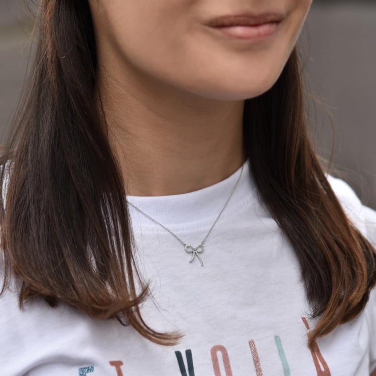 Zlatá mašlička v diamantovom náhrdelníku 43690