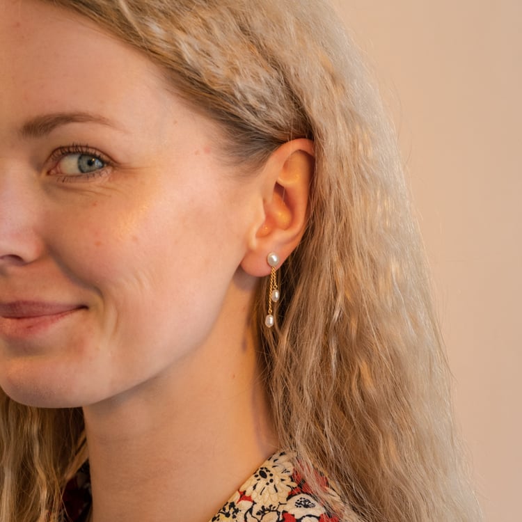 Visacie perlové náušnice z pozlateného striebra Inga 101252