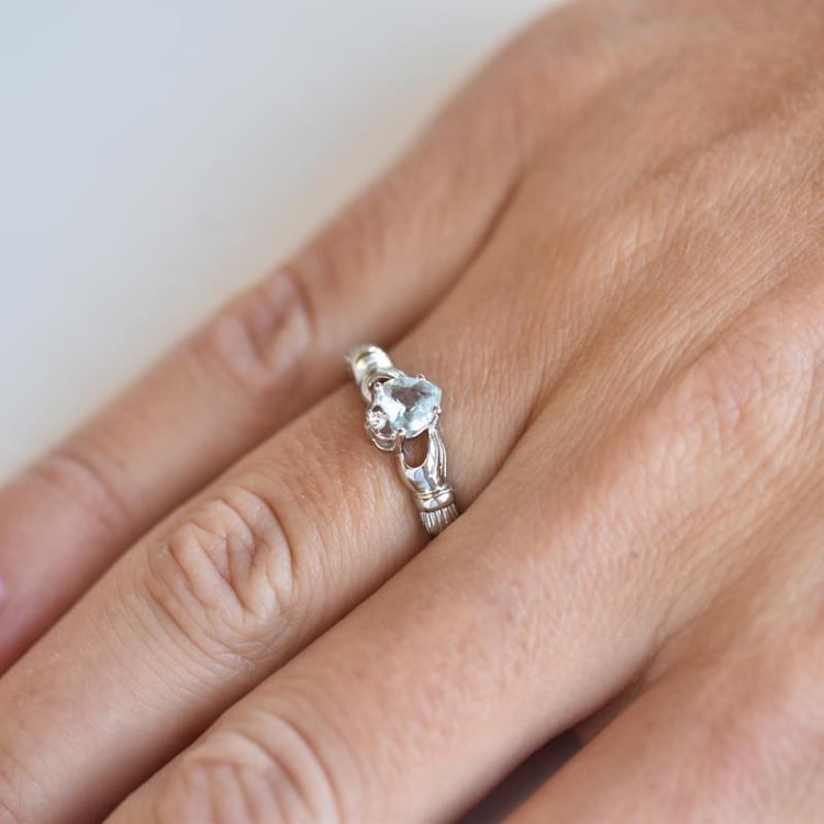 Strieborný claddagh prsteň 17703