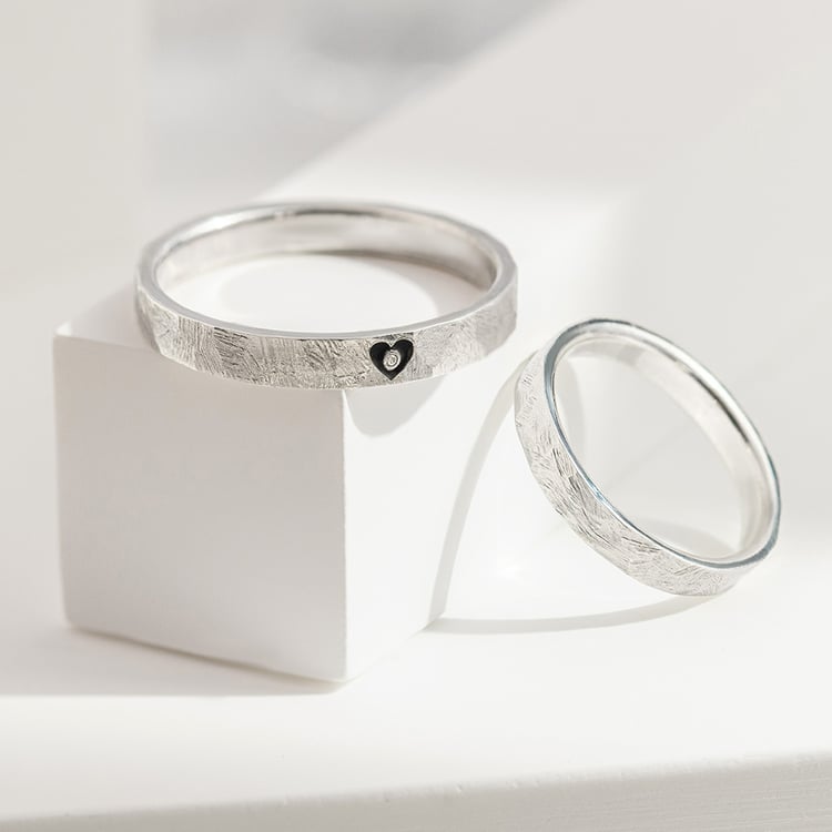 Zlaté atypické svadobné obrúčky s gravírom srdca 157231