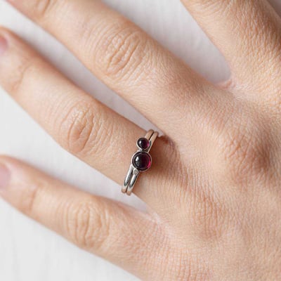 Dvojitý prsteň s granátmi