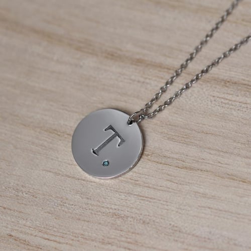 Zlatý prívesok s modrým diamantom a gravírom písmena Rei
