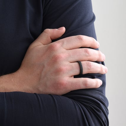 Mierne zaoblené snubné prstene z karbónu Tomila