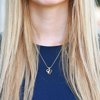 Zlaté srdce s diamantmi v náhrdelníku