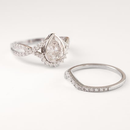 Unikátny zásnubný prsteň s moissanitmi Debora