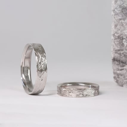 Platinové svadobné obrúčky s ručnou rytinou motívu dreva a diamantmi Wood