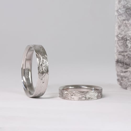 Platinové svadobné obrúčky s ručnou rytinou motívu dreva a diamantmi Wood