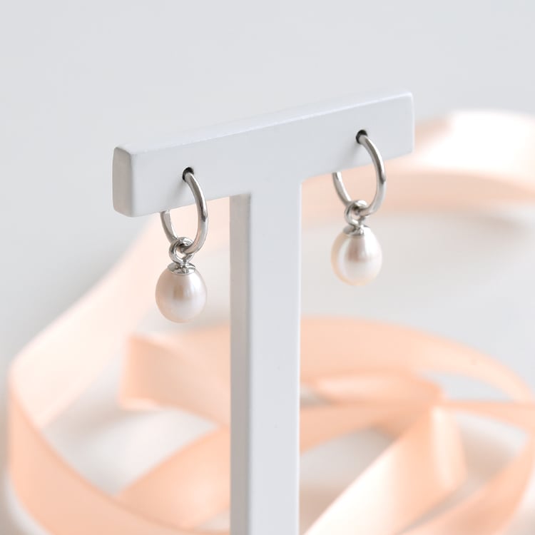 Strieborné visiace náušnice s bielou perlou 78016
