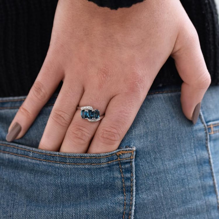 Zlatý prsteň s topásmi a diamantmi 32623