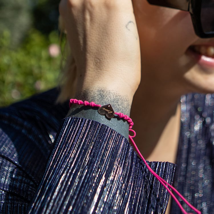 Povrázkový srdcový náramok s gravírovaním a diamantom Kia 108790