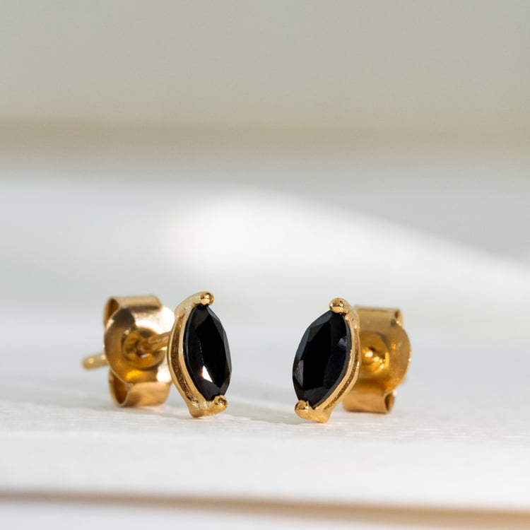 Minimalistické strieborné náušnice s čiernymi spinelmi Sistine 118772