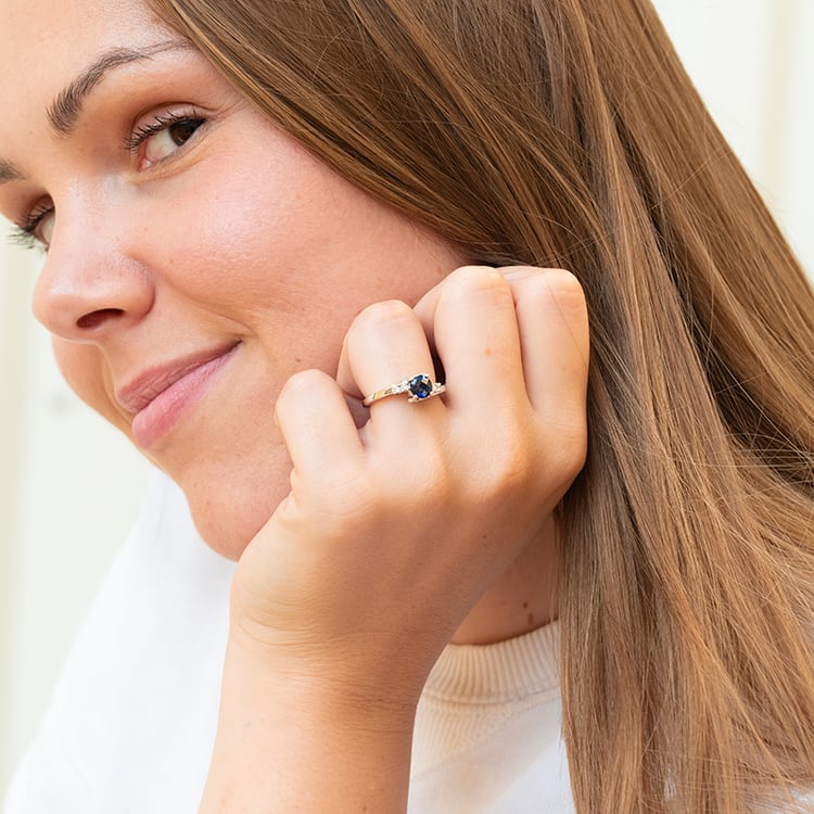 Zlatý prsteň s lab-grown zafírom a diamantmi Nagi 144200