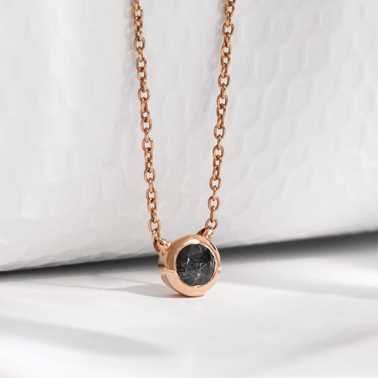 Minimalistický náhrdelník so salt and pepper diamantom Vieny 117597