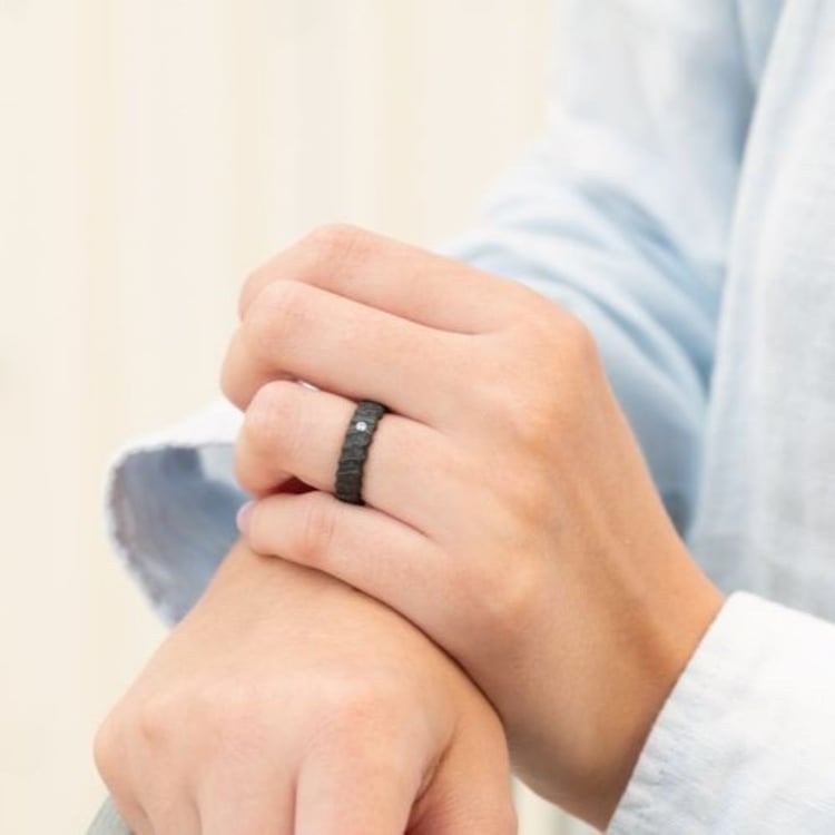 Karbónový prsteň s nerovným povrchom a zirkónom Soren 165641