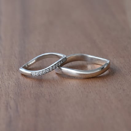 Zlaté nepravidelné svadobné obrúčky s diamantmi Lyanna